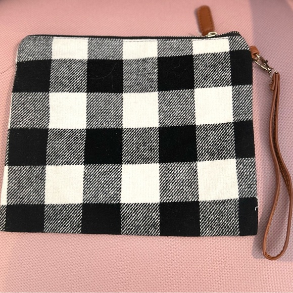 Plaid pouch bag with a zipper closure., - Picture 6 of 7